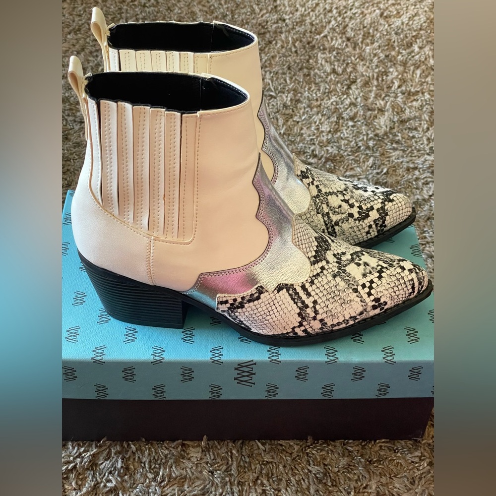 Stradivarius Women's Snakeskin Ankle Boots in White and Silver